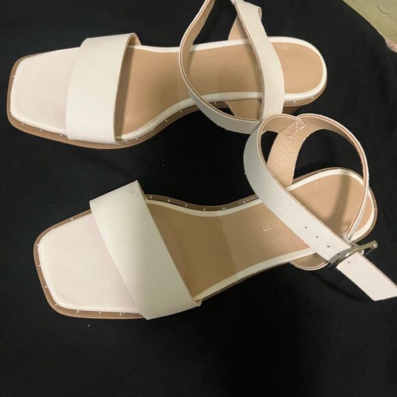 Elegant Cream Sandals - Picture 3 of 4